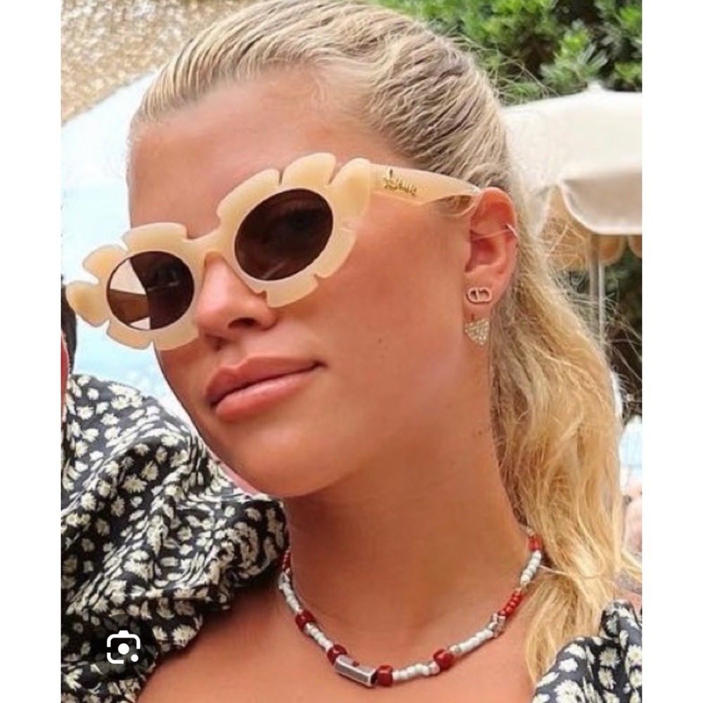 Loewe Paula Ibiza Flower
Shaped Sunglasses In Beige Endource New In Case…